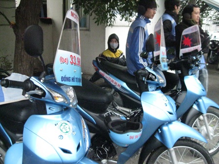 Những chiếc xe cùng kiểu dáng xếp hàng đợi khách