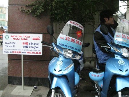 Bên cạnh đó là tấm biển niêm yết giá xe ôm kiểu mới