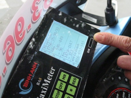 Bên cạnh đó là tấm biển niêm yết giá xe ôm kiểu mới