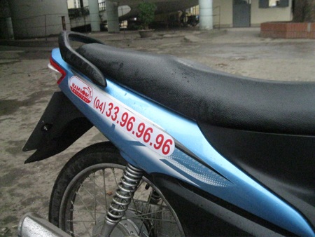 Cũng giống như taxi, số tổng đài cũng được ghi ở đuôi xe