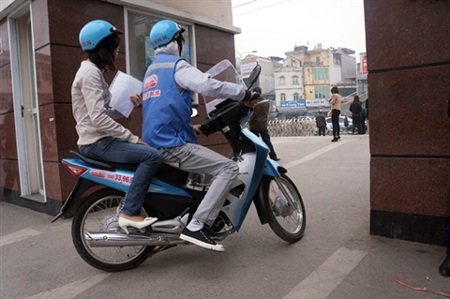 Cũng giống như taxi, số tổng đài cũng được ghi ở đuôi xe