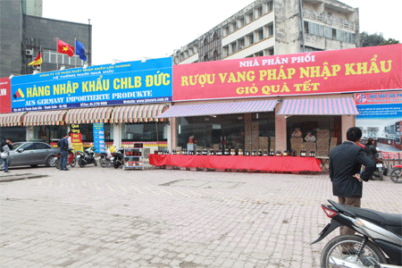 Bán hàng dịp Tết: Hàng hiệu cũng… đứng đường! - 2 Hàng nhập khẩu treo ở vỉa hè, cả gian hàng phía trong xếp đầy hàng hóa nhưng ít khách hỏi mua