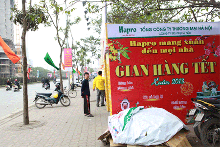 Bán hàng dịp Tết: Hàng hiệu cũng… đứng đường! - 7 Một biển hiệu rực rỡ
