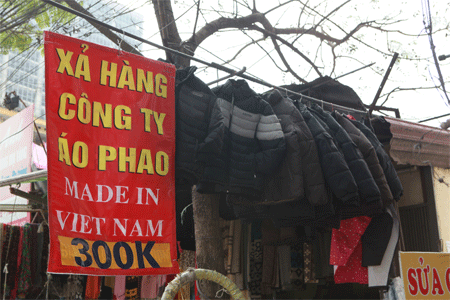Cửa hiệu kêu gào “hoàn cảnh” để... giảm giá! - 7 Cũng có những cửa hiệu với lời rao giản dị hơn