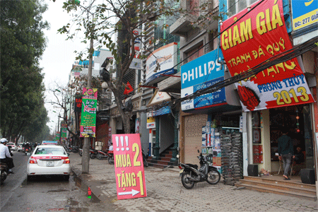 Cửa hiệu kêu gào “hoàn cảnh” để... giảm giá! - 9 Không riêng gì ngành thời trang, các cửa hiệu đồ gỗ nội thất cũng thanh lý hàng để hút khách