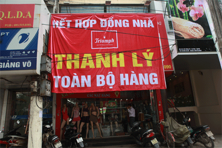 Cửa hiệu kêu gào “hoàn cảnh” để... giảm giá! - 6 Cũng có những cửa hiệu với lời rao giản dị hơn