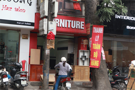 Cửa hiệu kêu gào “hoàn cảnh” để... giảm giá! - 8 Không riêng gì ngành thời trang, các cửa hiệu đồ gỗ nội thất cũng thanh lý hàng để hút khách