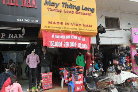 Cửa hiệu kêu gào “hoàn cảnh” để... giảm giá! - 5 Cũng có những cửa hiệu với lời rao giản dị hơn