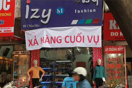 Cửa hiệu kêu gào “hoàn cảnh” để... giảm giá! - 4 Cũng có những cửa hiệu với lời rao giản dị hơn