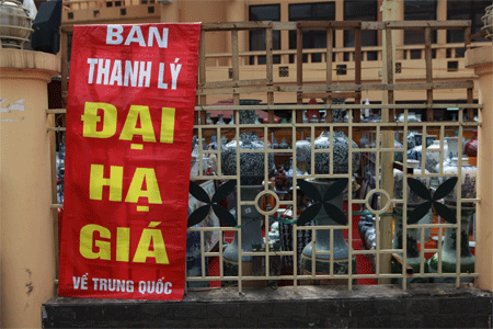 Cửa hiệu kêu gào “hoàn cảnh” để... giảm giá! - 1 Với lời rao này thì khách hàng có thể cảm thông để ghé vào chọn món đồ