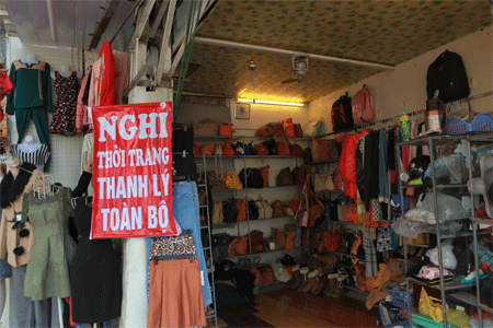 Cửa hiệu kêu gào “hoàn cảnh” để... giảm giá! - 2 Năm sau không biết chủ cửa hàng thời trang này sẽ bán mặt hàng gì?