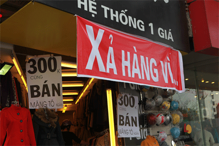 Cửa hiệu kêu gào “hoàn cảnh” để... giảm giá! - 3 Năm sau không biết chủ cửa hàng thời trang này sẽ bán mặt hàng gì?