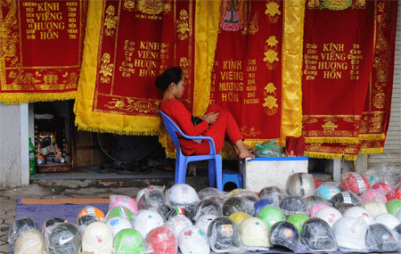 Cuộc chiến mũ bảo hiểm giả: Súng lệnh đã nổ, chiến sự còn dài! - 3 Có nhiều nơi chỉ cần khoảng vỉa hè nhỏ để đặt hàng