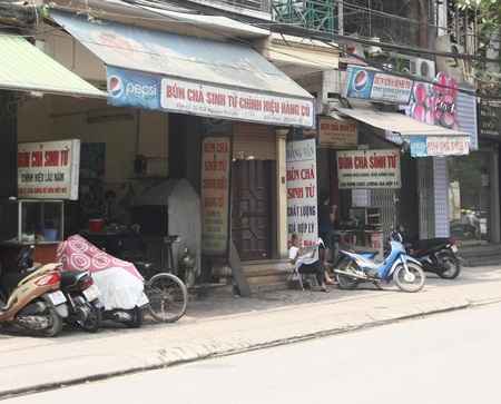 Hà Nội: Ma trận biển hiệu gia truyền, chính hiệu…