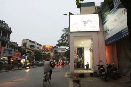 Một cửa hiệu kinh doanh có mặt tiền nhô ra sát đường tại số 27 Tôn Đức Thắng