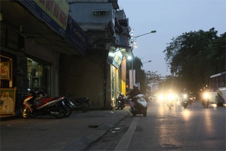 Tương tự là ở Nguyễn Thái Học khi cả vỉa hè đang chạy dài bị cắt ngang