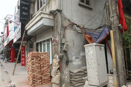 Ngoài ra, cả tuyến phố Tôn Đức Thắng thỉnh thoảng lại bắt gặp những vỉa hè hình răng cưa