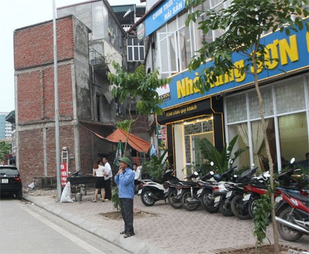 Tại đường Hào Nam, cùng một mặt đường thì nơi quay đầu ra, kẻ quay mặt lại