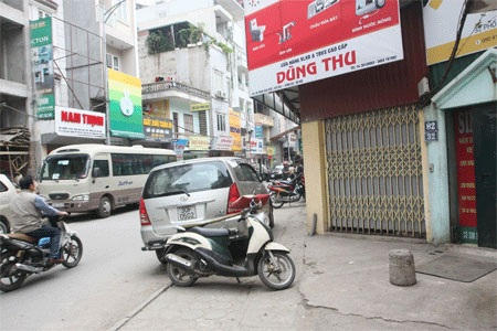 Những tuyến phố mới mở, bên cạnh nhà siêu mỏng siêu méo thì những m2 vỉa hè mạnh ai người đó lấn