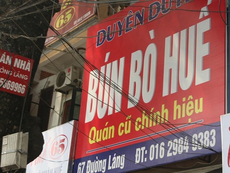 Trong hai nhà chỉ một nhà là chính hiệu nhưng để phân biệt cũng không dễ