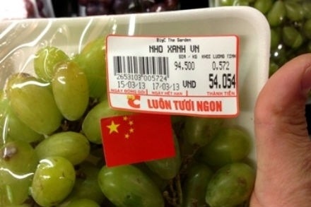 "Nho lạ" BigC dán cờ Trung Quốc: Nhầm lẫn, nhập nhằng hay dối trá?! - 1 Nho Big C dán cờ Trung Quốc lòng vòng tới ba khâu thu mua trung gian