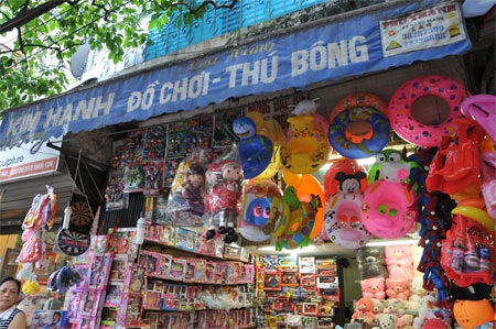 Đồ chơi Trung Quốc độc hại "độc diễn" trên thị trường 1/6 - 2 Những mặt hàng bán chạy nhất đa số được làm bằng nhựa và nhựa dẻo tái chế...