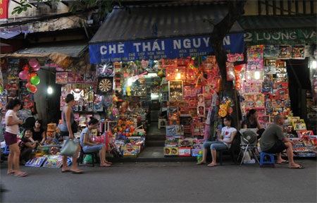Đồ chơi Trung Quốc độc hại "độc diễn" trên thị trường 1/6 - 7 Tương tự là cửa hàng bán chè nhưng vài tuần trở lại đây thì tràn ngập đồ chơi Trung Quốc