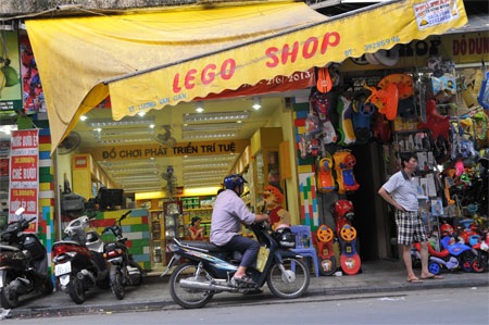 Đồ chơi Trung Quốc độc hại "độc diễn" trên thị trường 1/6 - 9 Tương tự là cửa hàng bán chè nhưng vài tuần trở lại đây thì tràn ngập đồ chơi Trung Quốc