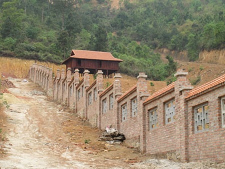 Vài năm trở lại đây, hàng trăm ha đất rừng bị xẻ thịt phục vụ cho các dự án du lịch sinh thái