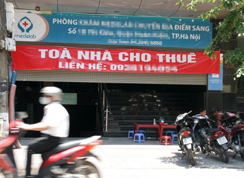 Văn phòng hạng A thành nhà trọ công nhân, quán trà đá - 2 Ế ẩm những mặt tiền những tòa nhà này trở thành quán trà đá, trông xe, hàng phở.