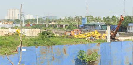 Hoang tàn dự án tòa tháp cao nhất Việt Nam - 4 Tuy nhiên, thực tế nó chỉ là bãi đất hoang cỏ mọc um tùm