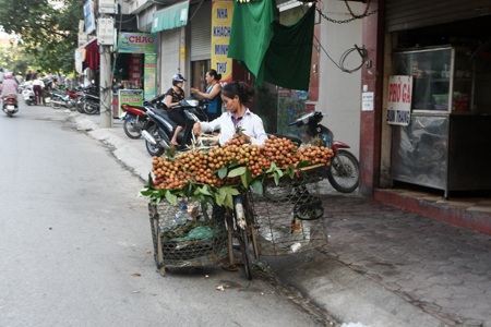 Tết Đoan Ngọ: Hoa quả đầy đường, vắng ngắt khách mua - 6 Không chỉ dưa mà đào, na cũng tràn ngập đường Hà Nội