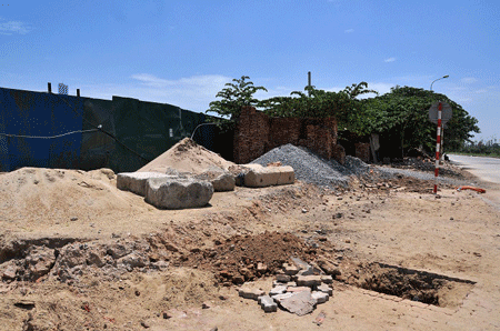 Hoang tàn dự án tòa tháp cao nhất Việt Nam - 5 Và biến thành nơi tập kết vật liệu xây dựng của các hộ dân có công trình xung quanh khu vực