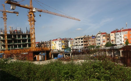 Từ “giấc mơ hoành tráng” đến công trường hoang lạnh - 7 Cỏ hoang mọc lút dưới chân những tòa nhà đã vắng bóng người từ lâu