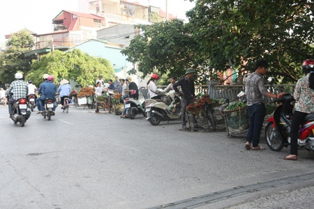 Tết Đoan Ngọ: Hoa quả đầy đường, vắng ngắt khách mua - 7 Không chỉ dưa mà đào, na cũng tràn ngập đường Hà Nội