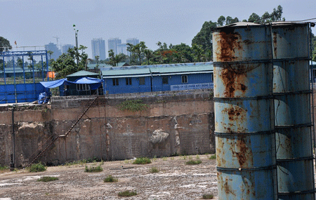 Hoang tàn dự án tòa tháp cao nhất Việt Nam - 6 Bên trong các máy móc thi công đã hoen gỉ theo thời gian