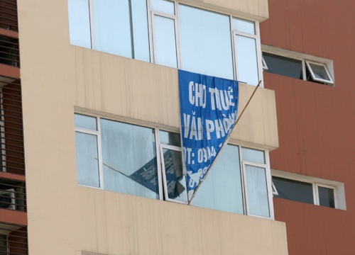 Văn phòng hạng A thành nhà trọ công nhân, quán trà đá - 7 Một số chủ đầu tư không còn đủ kiên nhẫn đợi, đành để tòa nhà bỏ không, biển cho thuê rách nát.