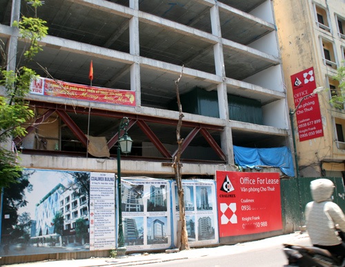 Văn phòng hạng A thành nhà trọ công nhân, quán trà đá - 8 Một số chủ đầu tư không còn đủ kiên nhẫn đợi, đành để tòa nhà bỏ không, biển cho thuê rách nát.