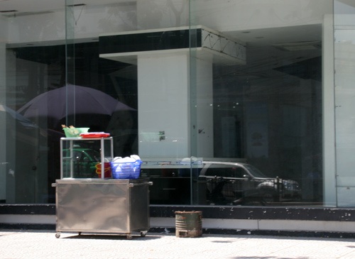 Văn phòng hạng A thành nhà trọ công nhân, quán trà đá - 3 Mặt tiền tầng 1 của một tòa nhà trống đang được hàng phở tận dụng.