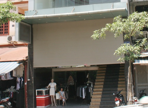 Văn phòng hạng A thành nhà trọ công nhân, quán trà đá - 4 Văn phòng chuyển sang bán quần áo đại hạ giá.