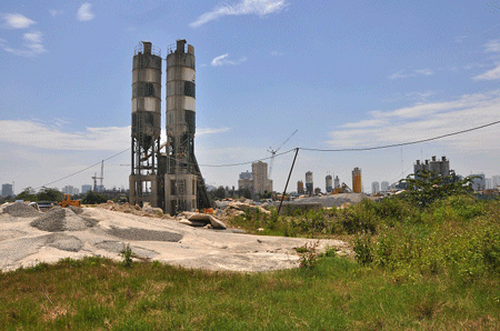 Hoang tàn dự án tòa tháp cao nhất Việt Nam - 7 Bên trong các máy móc thi công đã hoen gỉ theo thời gian