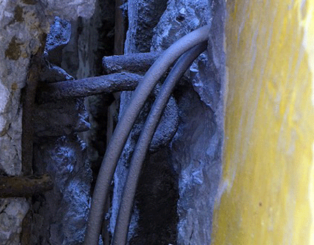 Chung cư "chờ sập": Chính quyền lo, dân vẫn bình thản "có sao đâu" - 6 Đáng lo ngại đã xuất hiện những vết nứt há miệng tách làm đôi của bức tường