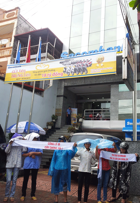 Đại diện các hộ dân đã kiên trì đứng nhiều giờ đồng hồ đòi ngân hàng trả sổ đỏ