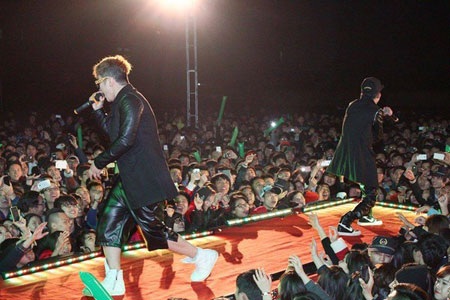  Ca sỹ hát lời thô tục trước hàng ngàn khán giả