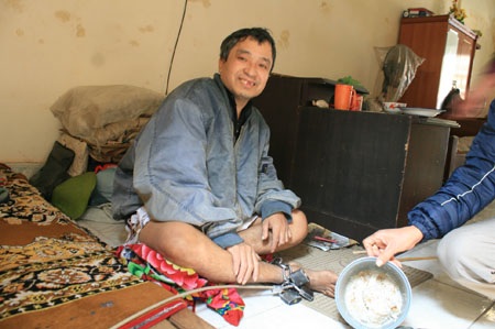 Ảnh tuần qua: Bức họa chân dung nổi tiếng cả nước - 4 Anh Sơn với nồi cơm nguội mẹ anh đi xin về được
