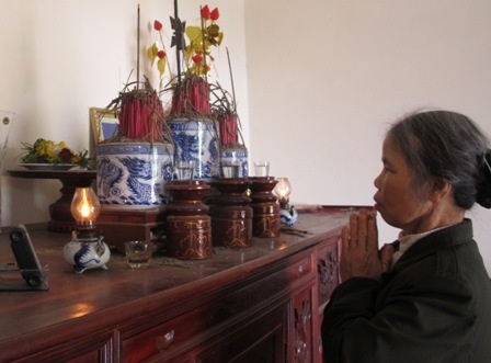 Bà Hòa 30 năm cầu nguyện bên bàn thơ thân sinh mong em gái trở về