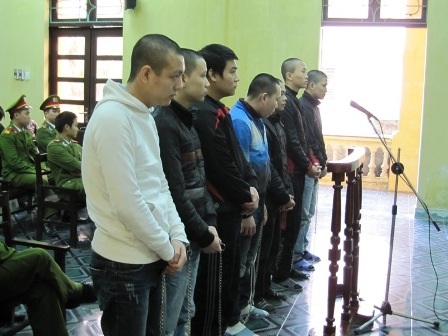 Xử vụ côn đồ đánh dân: Các bị cáo khai được "đàn anh" nhờ - 1 Các đối tượng khai tham gia xô xát với dân vì được nhờ