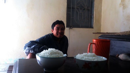 Người đàn ông 20 năm bị cùm chân với 3 ổ khóa mất chìa - 2 Anh Sơn luôn cười tươi trong vô thức