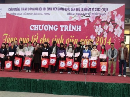 Chương trình tặng quà và vé xe về quê cho sinh viên nghèo