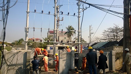 Đồng loạt sửa chữa các trạm điện tại hai huyện đảo